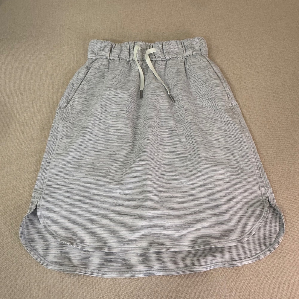 Lululemon Grey White Space Dye Athletic Skirt Drawstring Pockets Size 4